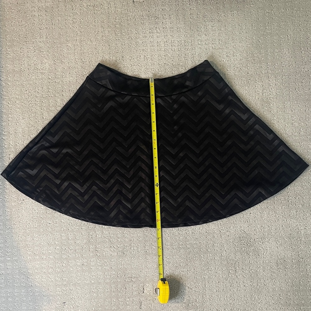 Elegant Black in black Chevron mini skater Skirt size large